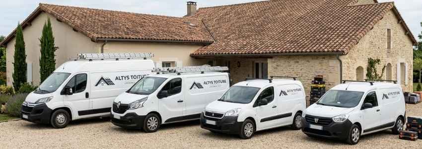 Les fourgons logotés Altys Toiture Soulac-sur-Mer alignés devant une villa balnéaire de Soulac-sur-Mer